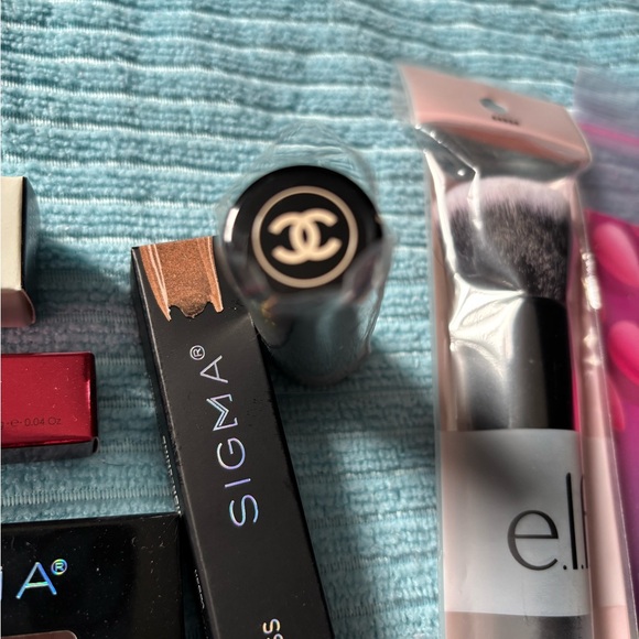 Assorted makeup & makeup brush bundle - Picture 4 of 10